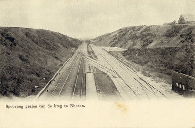 11906 Gezicht op het emplacement van het station van de H.IJ.S.M. te Rhenen, vanaf het viaduct in de Herenstraat / Grebbeweg.